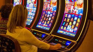 မြန်မာ ကစားသမားများ lv66 game Slots ကစားနေသည့် မြင်ကွင်း